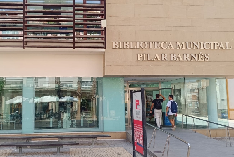 Fachada de la Biblioteca Pilar Barnés de Lorca